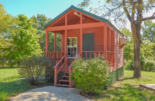 Leasburg Cabin | Whispering Pines Group cabin rental near Meramec River