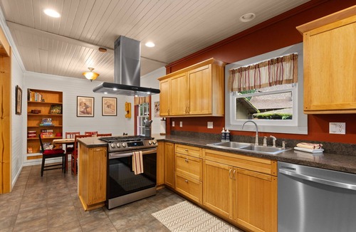 Zigzag House | Whispering Pines: Hot Tub Retreat w Sports Court