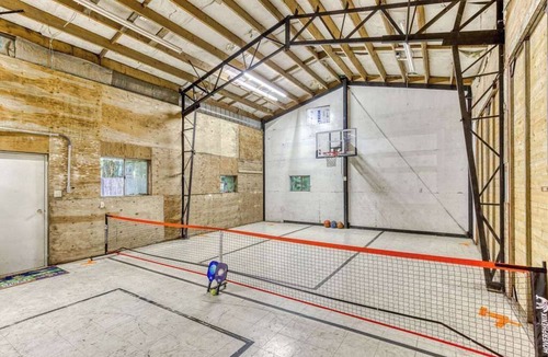 Zigzag House | Whispering Pines: Hot Tub Retreat w Sports Court