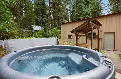 Zigzag House | Whispering Pines: Hot Tub Retreat w Sports Court