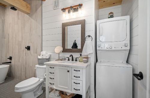 Treloar House | Whispering Pines - Lakeside