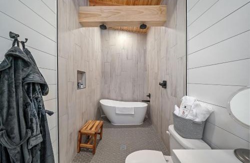 Treloar House | Whispering Pines - Lakeside