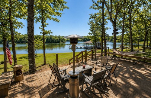 Van Zandt County House | WHISPERING PINES — PRIVATE LAKEFRONT RETREAT ON 240 ACRES