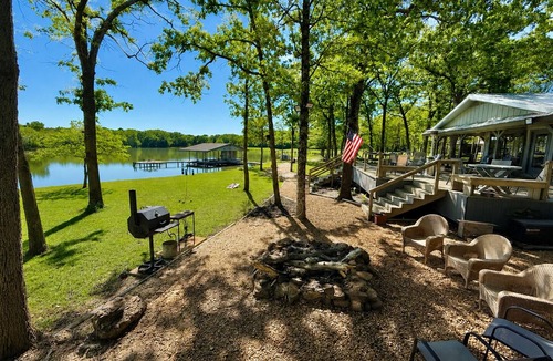 Van Zandt County House | WHISPERING PINES — PRIVATE LAKEFRONT RETREAT ON 240 ACRES