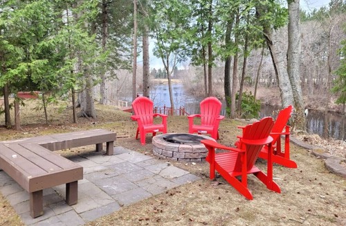 Kawartha Lakes Cottage | Whispering Pines Riverside Getaway