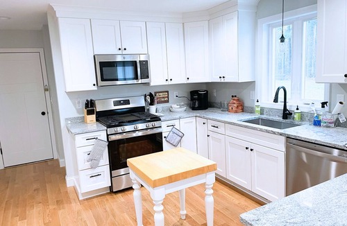 Kingston House | Whispering Pines | Sleeps 6 | Kingston NH