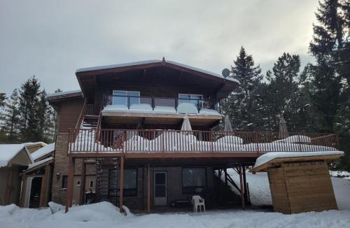 Eugenia Apartment | Whispering Pines Suite at The Bowering Lodge