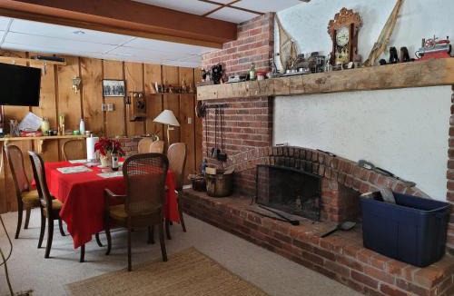 Eugenia Apartment | Whispering Pines Suite at The Bowering Lodge