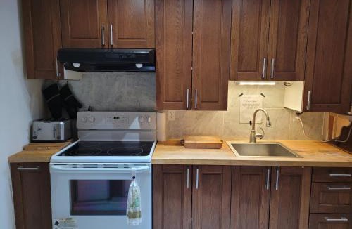 Eugenia Apartment | Whispering Pines Suite at The Bowering Lodge