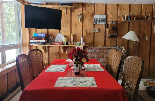 Eugenia Apartment | Whispering Pines Suite at The Bowering Lodge