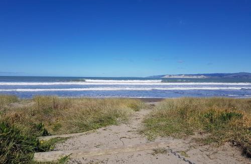 Gisborne Hotel | Whispering Sands Beachfront Motel