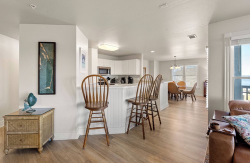 Manteo Condo | Whispering Sound: Waterfront | Pool/Gym Access