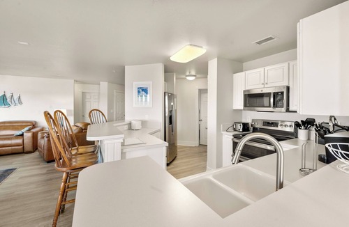 Manteo Condo | Whispering Sound: Waterfront | Pool/Gym Access