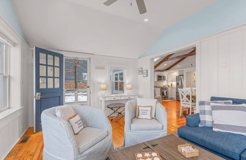 West Dennis House | Whispering Waters: 005-D Waterfront, Private Beach, Kayaks, SUPs