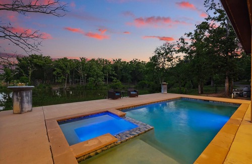 Malakoff House | Whispering Waters: Lake Front- Pool & Hot Tub