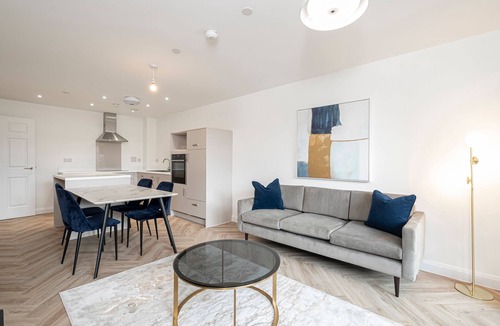 Godalming Apartment | Whispers in Light 65s Stay