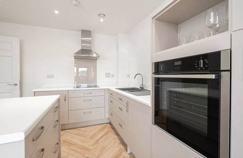 Godalming Apartment | Whispers in Light 65s Stay