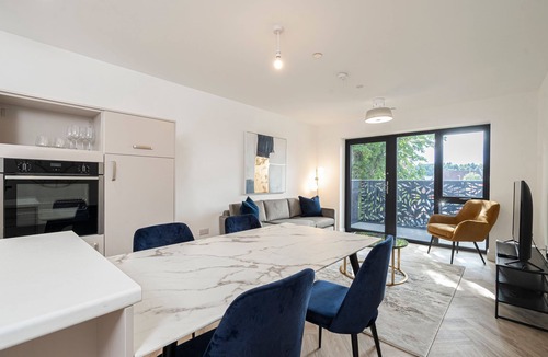 Godalming Apartment | Whispers in Light 65s Stay