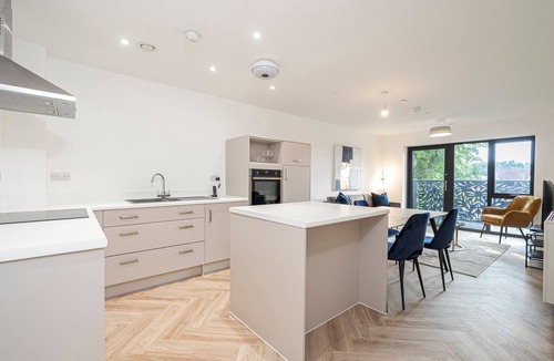 Godalming Apartment | Whispers in Light 65s Stay