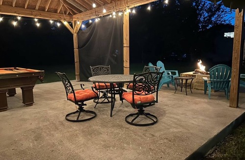 Northeast Houston House | “Whispers of Nature” A tranquil acre for 10 guests