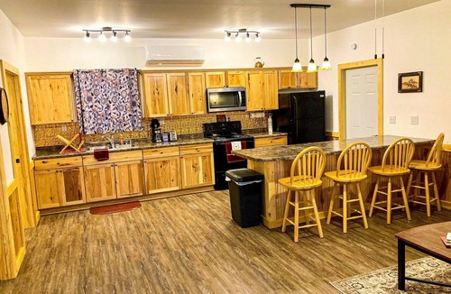 Richview House | Whistle Stop Bunkhouse with garage parking & patio