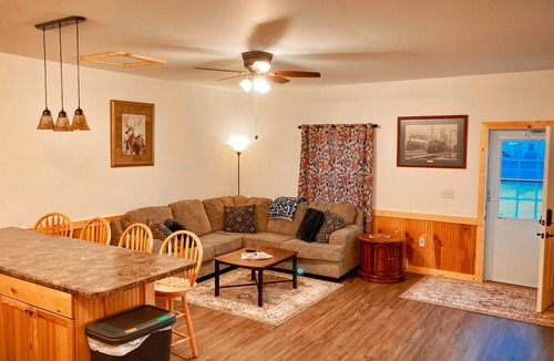 Richview House | Whistle Stop Bunkhouse with garage parking & patio
