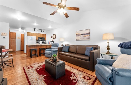 Notch Estates Condo | Whistle’s Echo | Sweeping Ozark Views 5 Min to SDC