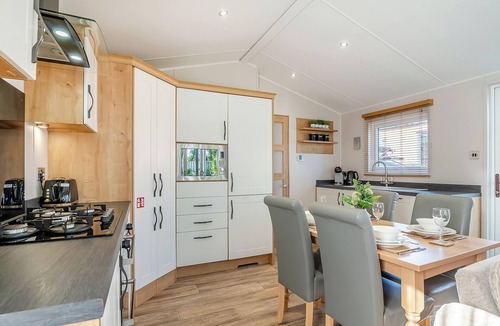 Arnold Ski Chalet | Whistling Kettle (Pet)