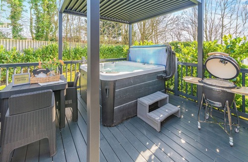 Arnold Ski Chalet | Whistling Kettle (Pet)