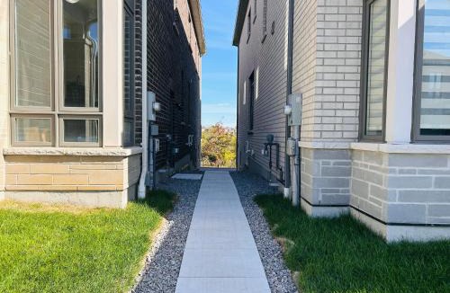 Whitby House | Whitby Hideout - 3BR, 5BD, 3WR, Pool Table, Sauna