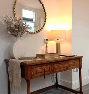 Whitchurch Apartment | Whitchurch High Street Hideaway