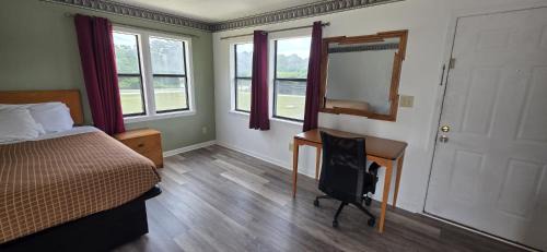 Pine Mountain Hotel | white columns motel