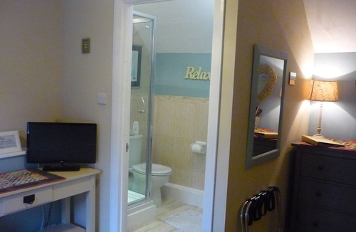 Wolverhampton Bed & Breakfast | White Cottage