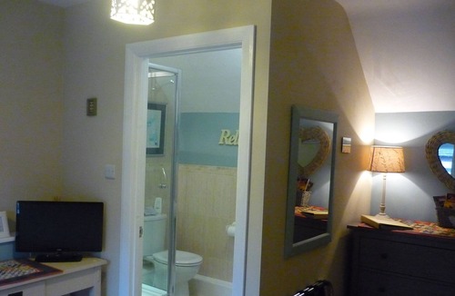 Wolverhampton Bed & Breakfast | White Cottage