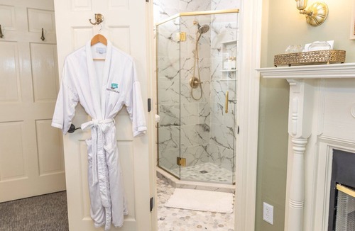 Historic Downtown Manteo Bed & Breakfast | White Doe Inn