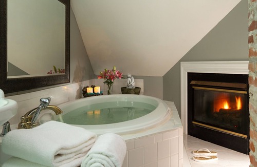Historic Downtown Manteo Bed & Breakfast | White Doe Inn