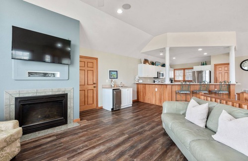 Buck Island House | White Dolphin: Hot Tub | Pool Access | Dogs OK