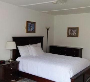 Wawa Hotel | White Fang Motel