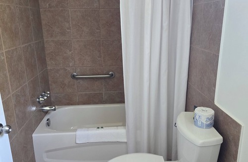 Wawa Hotel | White Fang Motel