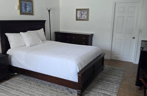 Wawa Hotel | White Fang Motel