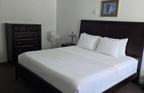 Wawa Hotel | White Fang Motel