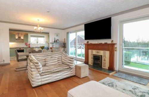 Horning House | White Gables