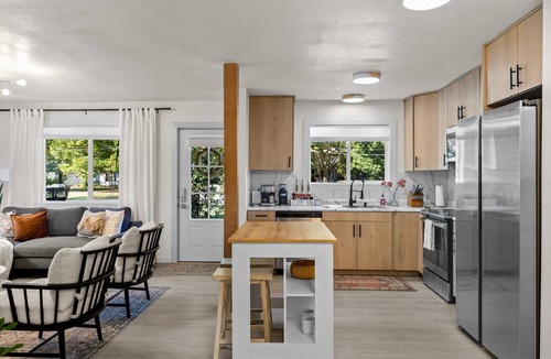 Springfield House | White Guesthouse with a Pool