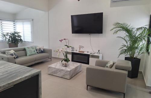 Costambar House | White House Mansion