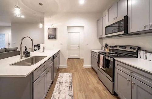 North by Northwest House | White Haus - 3BR 3BA - Minutes to Tech