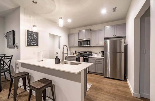 North by Northwest House | White Haus - 3BR 3BA - Minutes to Tech
