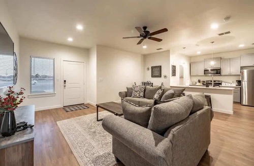 North by Northwest House | White Haus - 3BR 3BA - Minutes to Tech