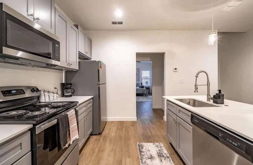 North by Northwest House | White Haus - 3BR 3BA - Minutes to Tech
