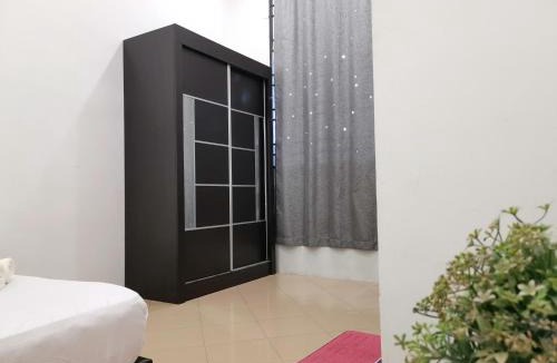 Taman Impian House | White House 19 Room A