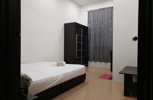 Taman Impian House | White House 19 Room A